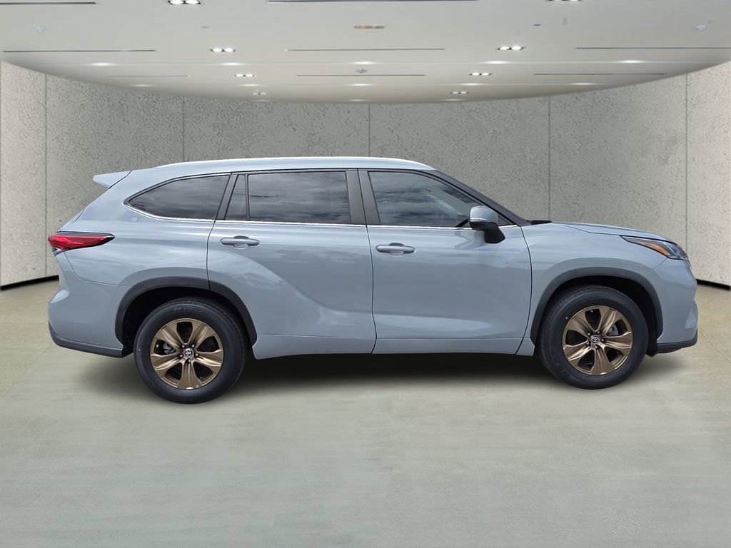 Used 2023 Toyota Highlander Bronze Edition image 2