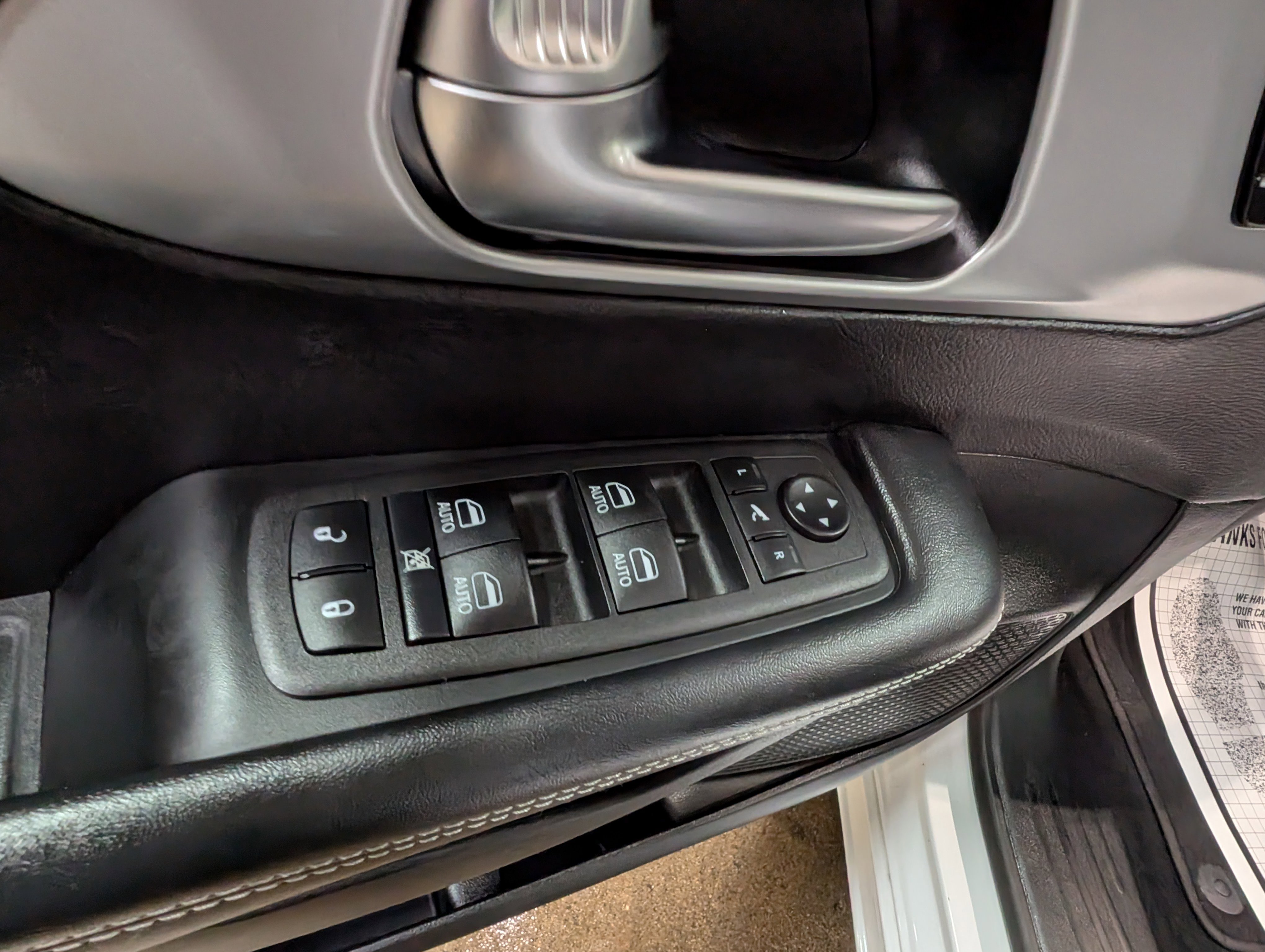 Used 2025 Chrysler Pacifica Limited image 11