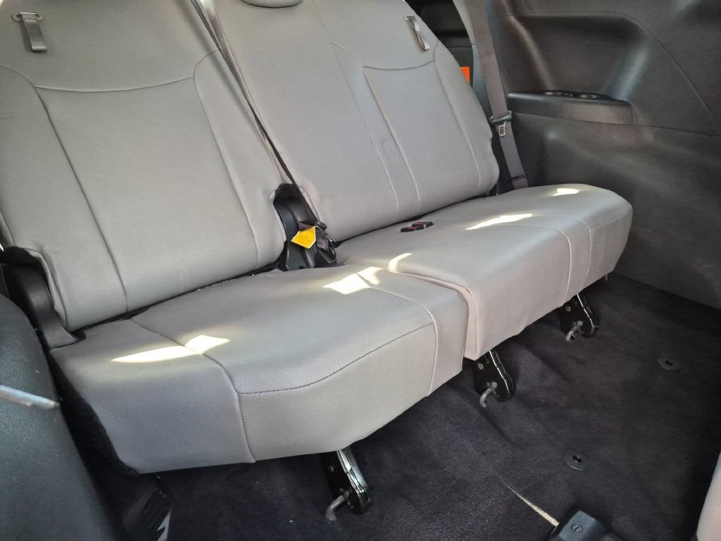 Used 2026 Toyota Sienna XLE FWD image 19