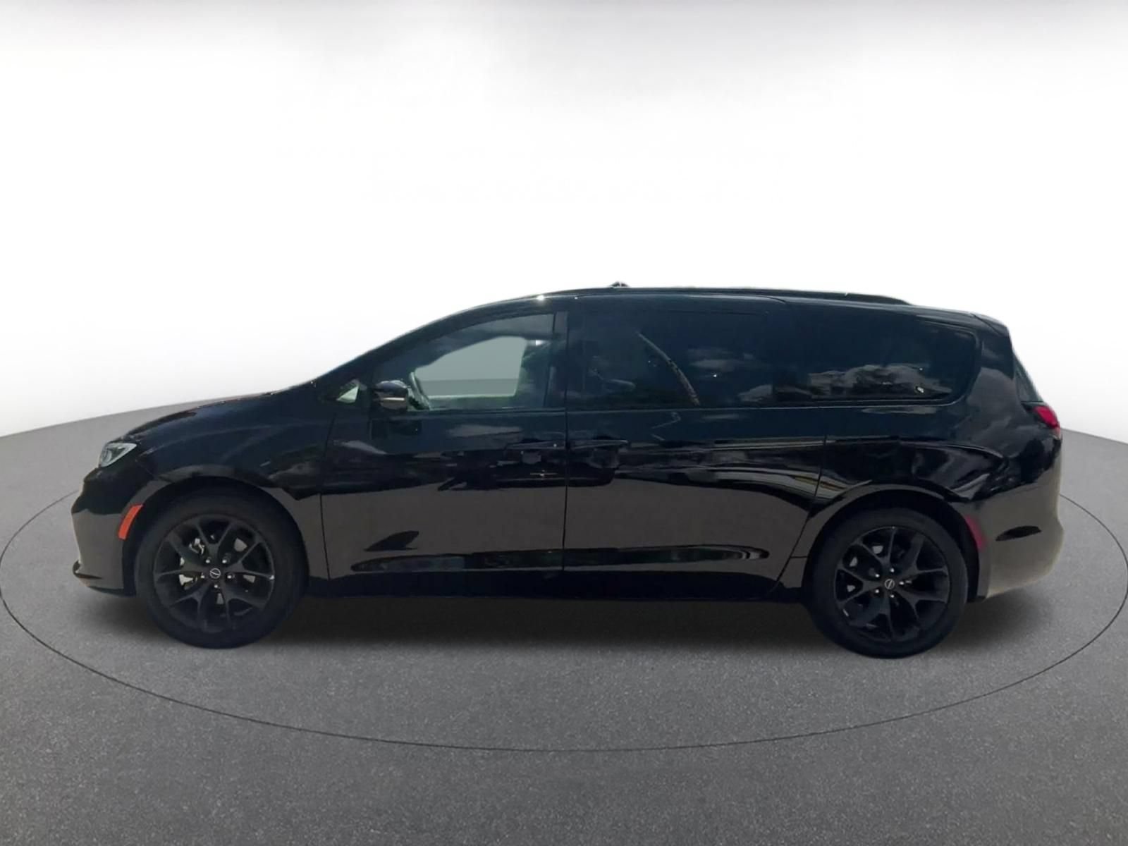 Used 2025 Chrysler Pacifica Limited FWD image 8