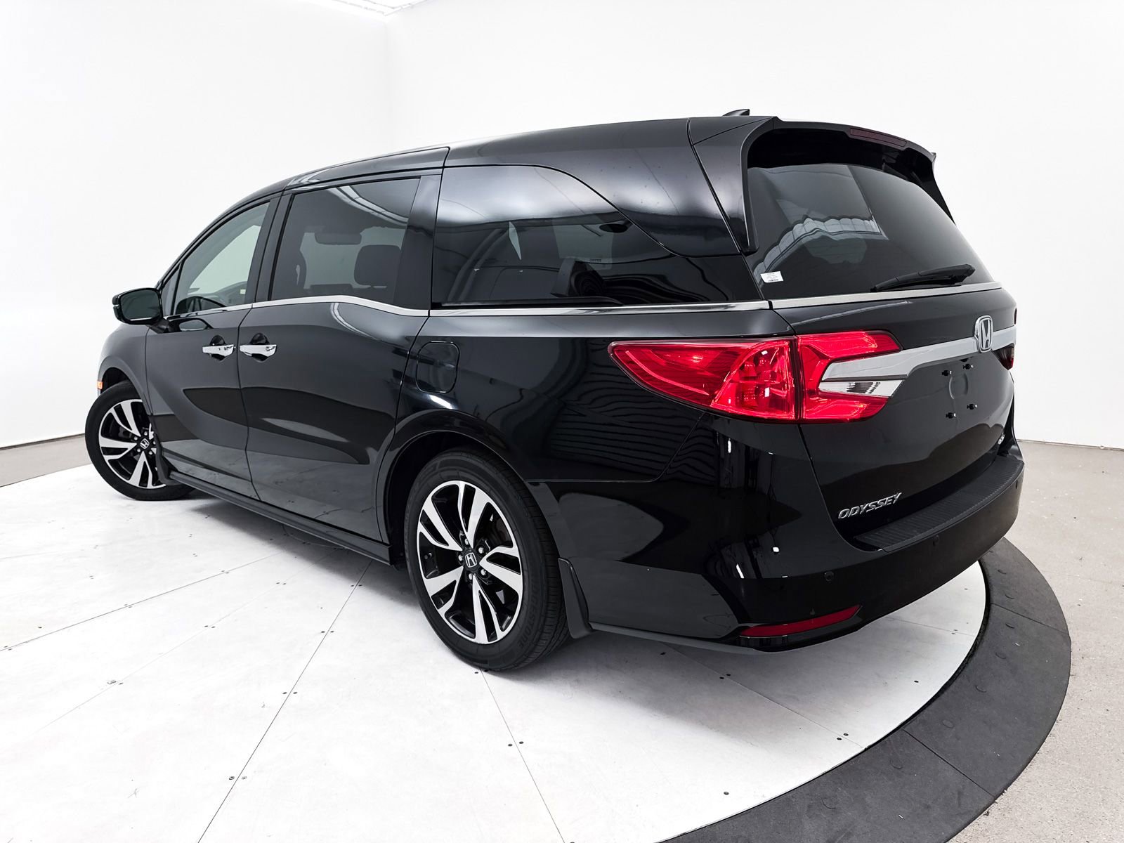 Used 2018 Honda Odyssey Elite image 2