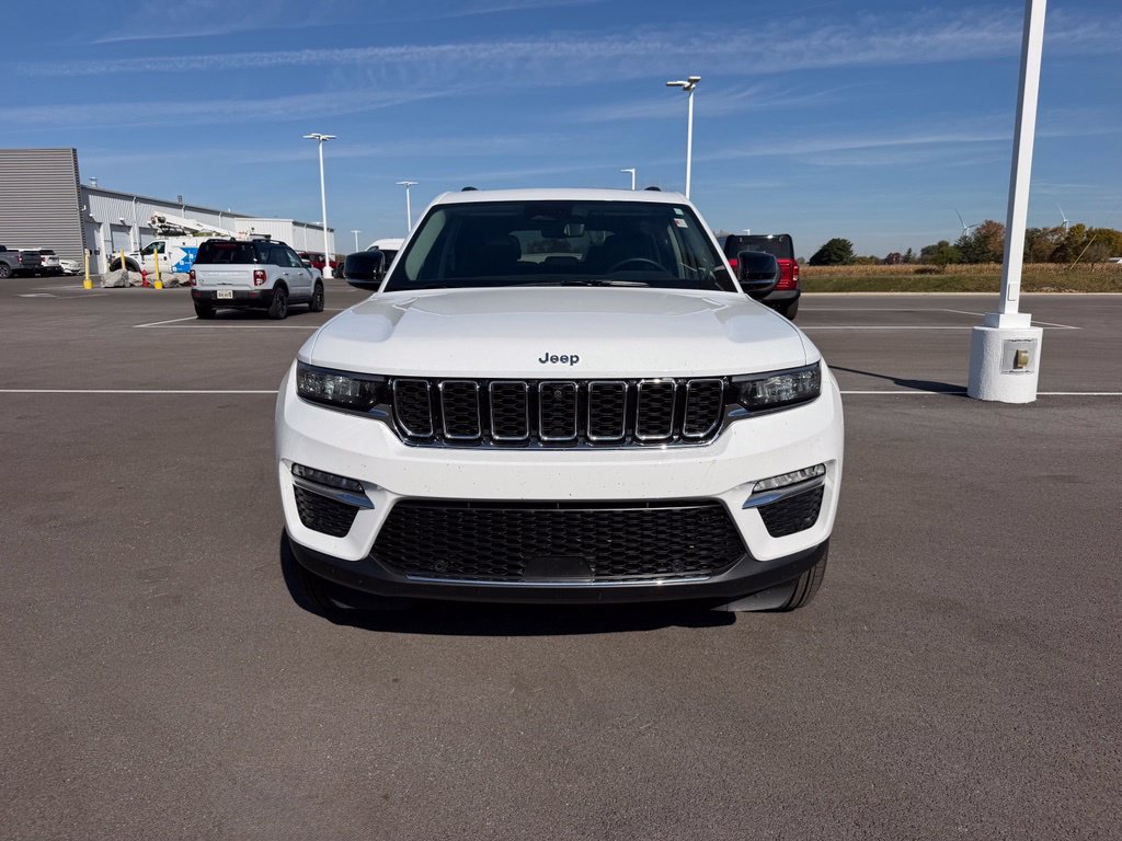 Used 2022 Jeep Grand Cherokee Limited w/ Luxury Tech Group II AWD/4WD image 2