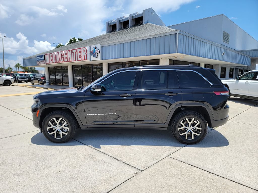 Used 2025 Jeep Grand Cherokee Limited w/ Luxury Tech Group II RWD image 2