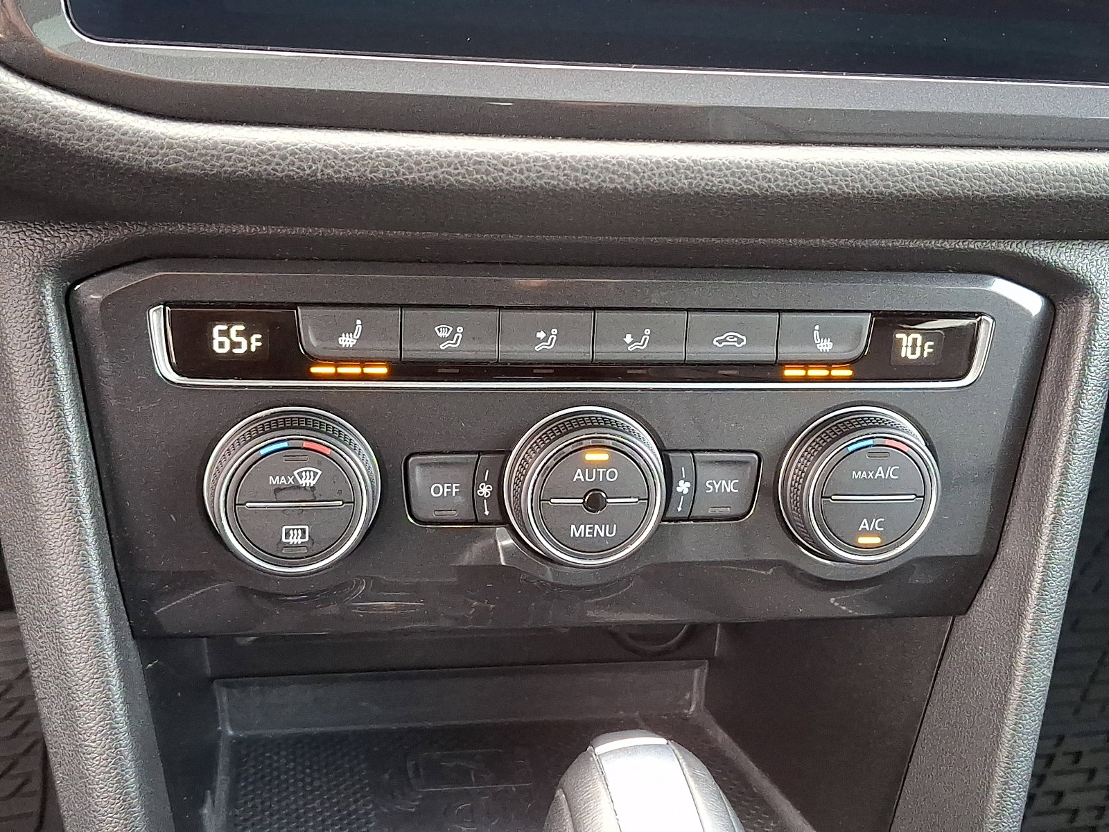 Used 2021 Volkswagen Tiguan SE w/ Panoramic Sunroof Package image 16