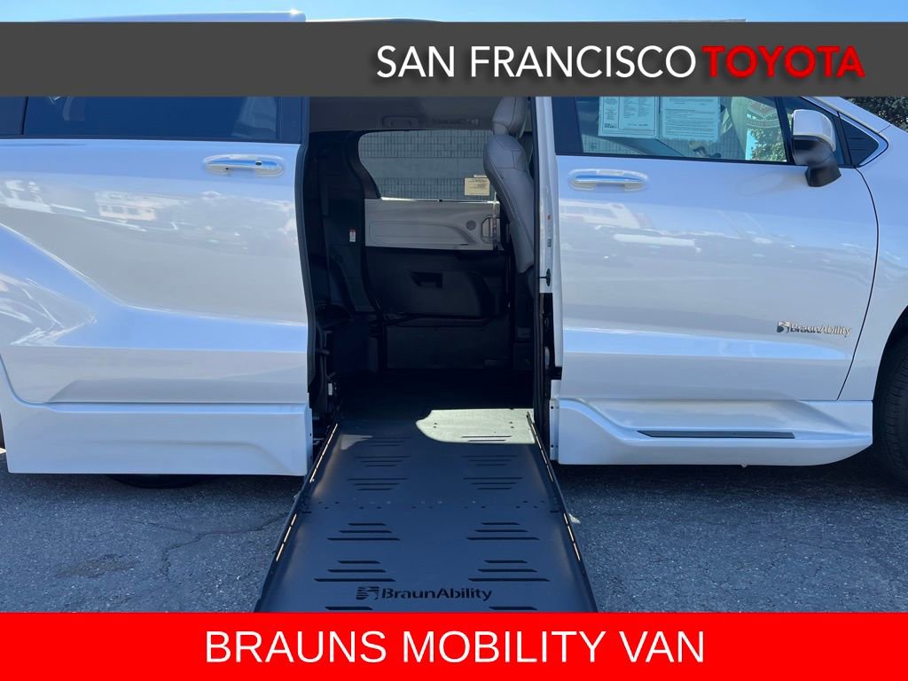 Used 2026 Toyota Sienna XLE FWD image 15