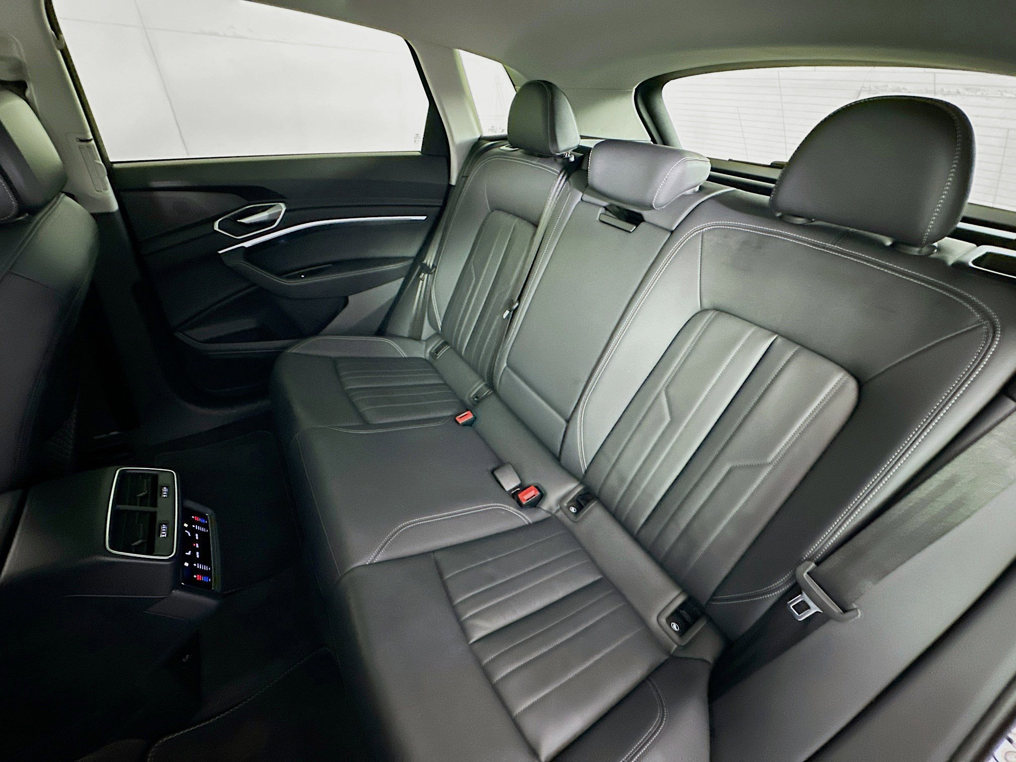 Used 2022 Audi e-tron Premium w/ Convenience Plus Package image 23