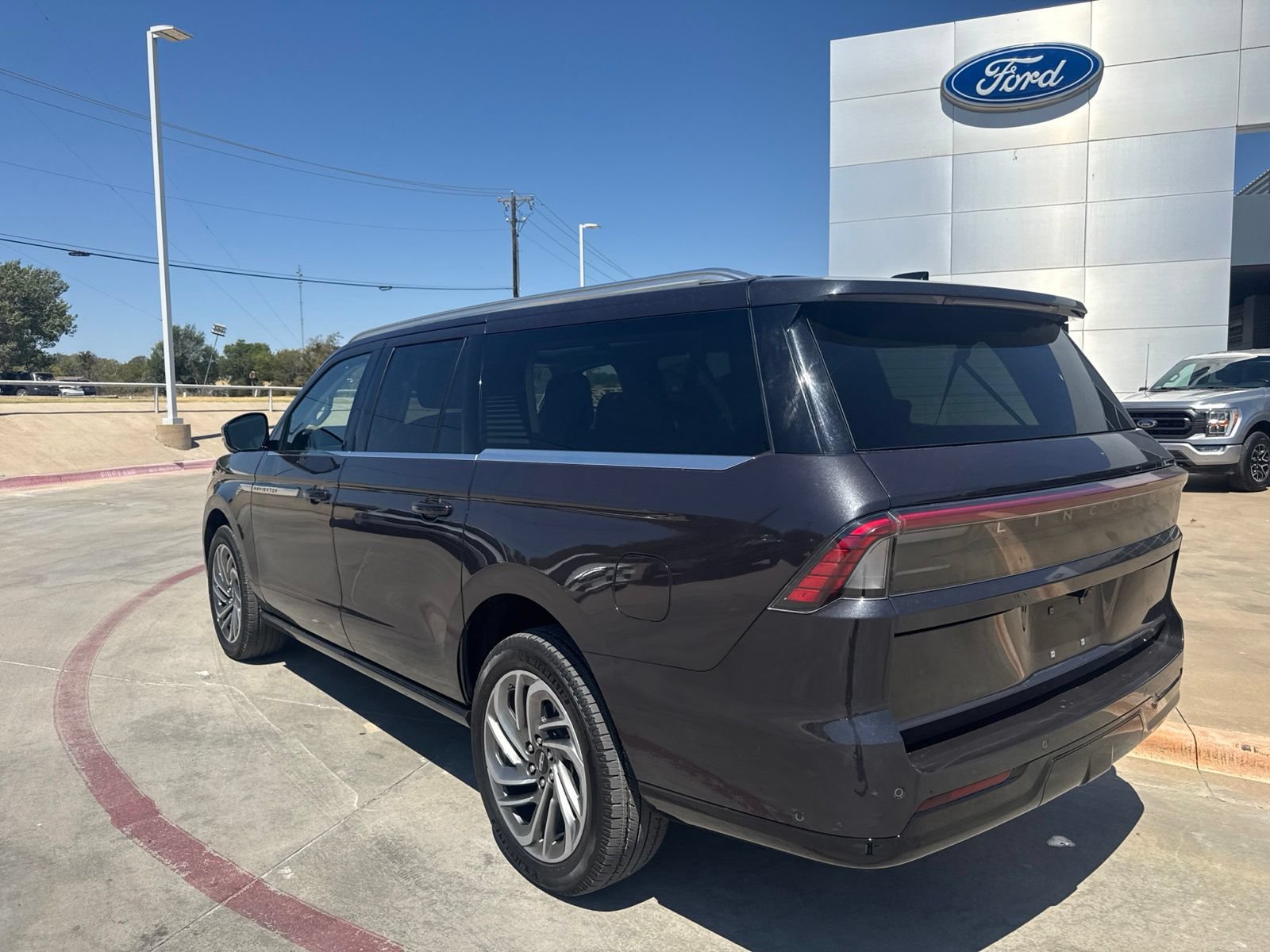 Used 2025 Lincoln Navigator L Reserve AWD/4WD image 7