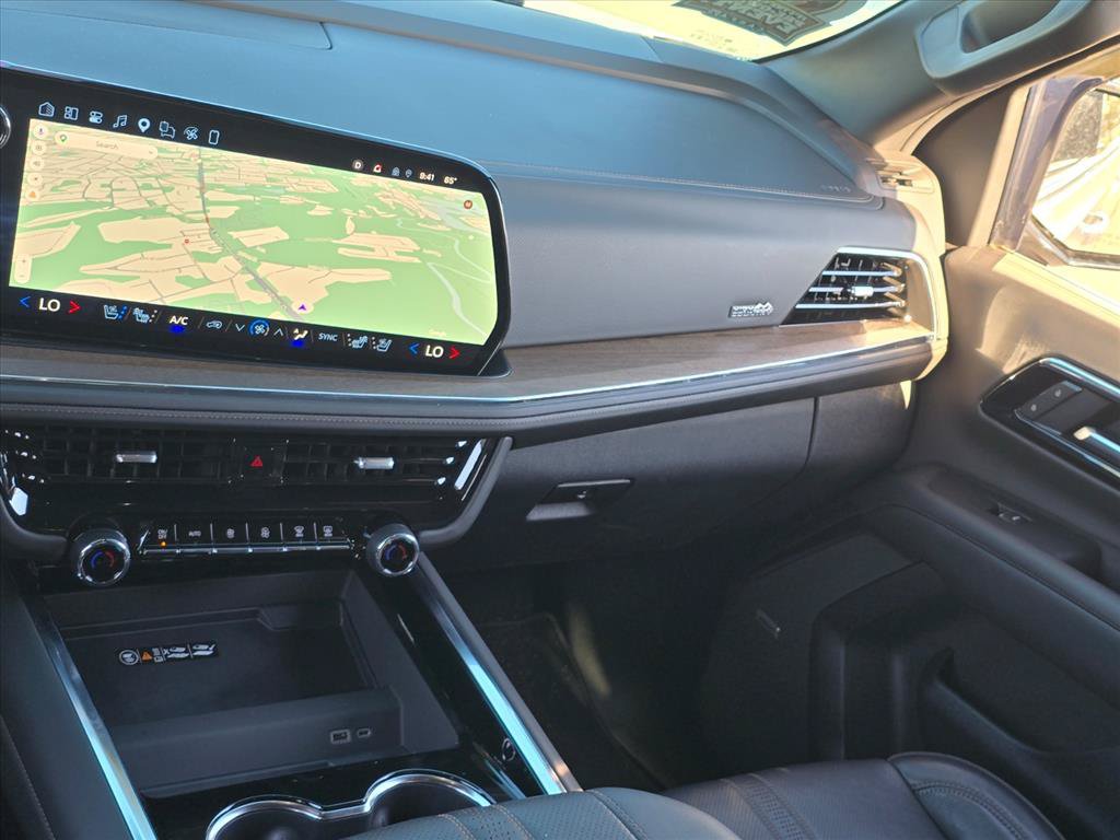 Used 2025 Chevrolet Suburban High Country AWD/4WD image 15