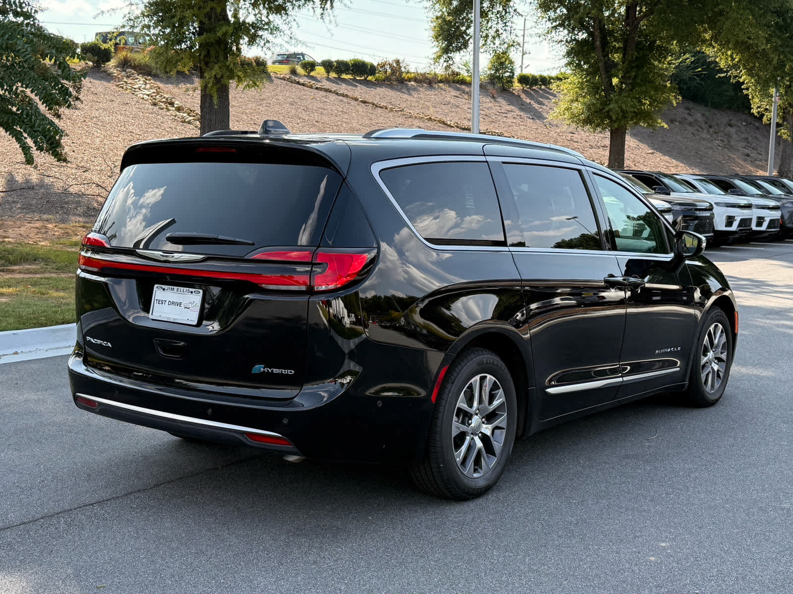 Used 2025 Chrysler Pacifica Pinnacle FWD image 5