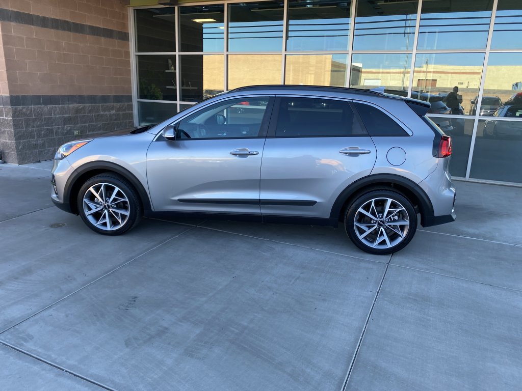 Used 2022 Kia Niro Touring Special Edition FWD image 2