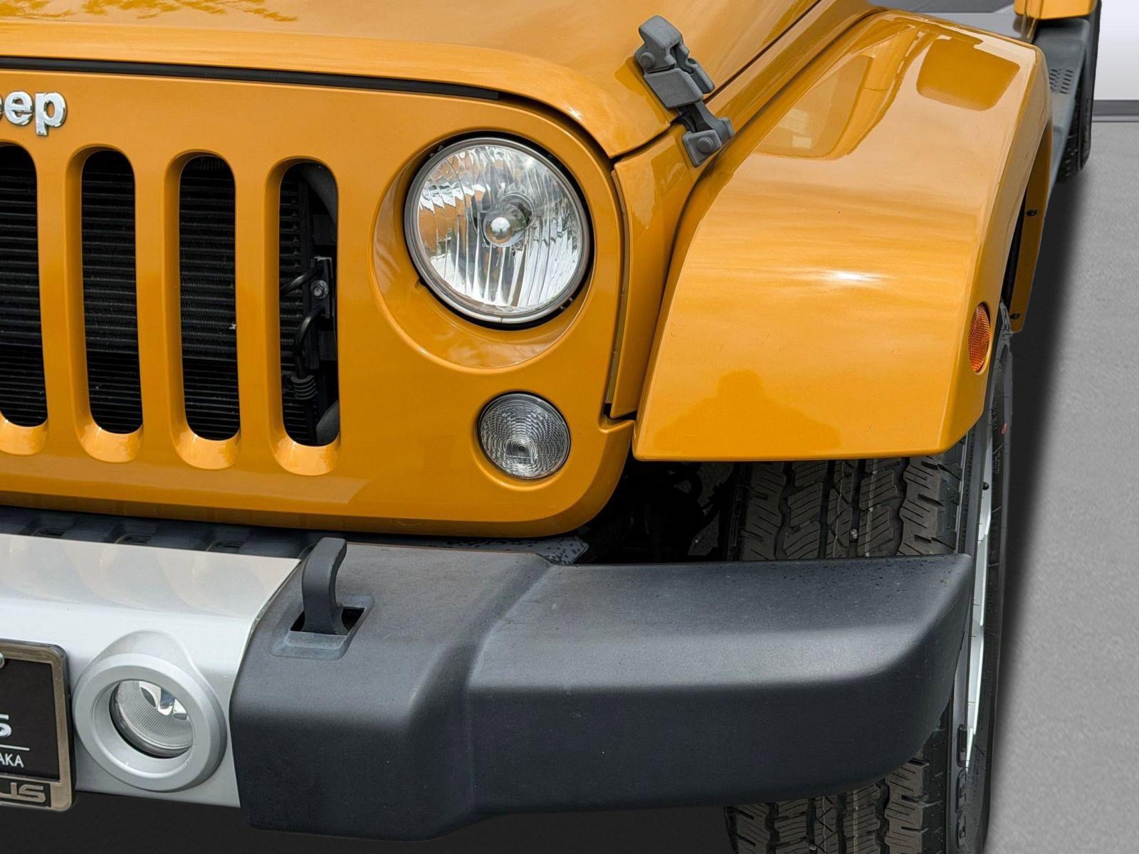 Used 2014 Jeep Wrangler Unlimited Sahara w/ Dual Top Group AWD/4WD image 11