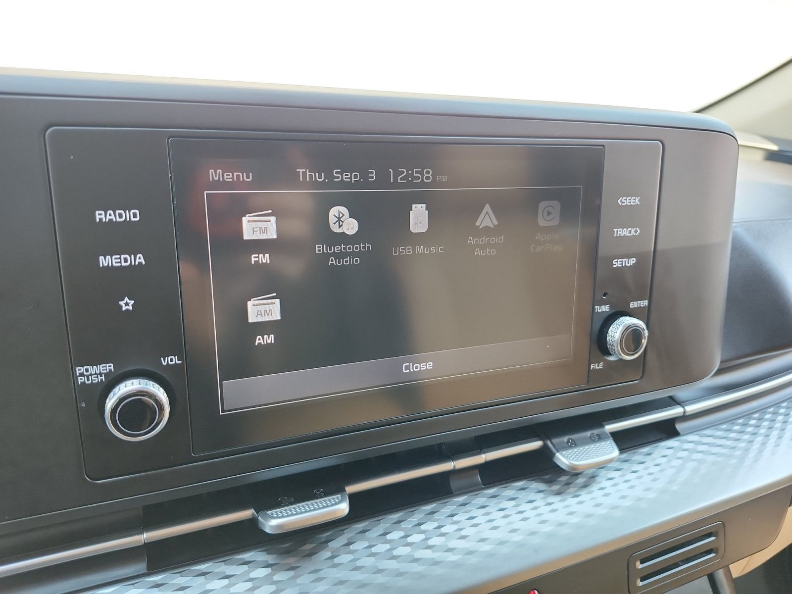 Used 2024 Kia Carnival LX FWD image 18