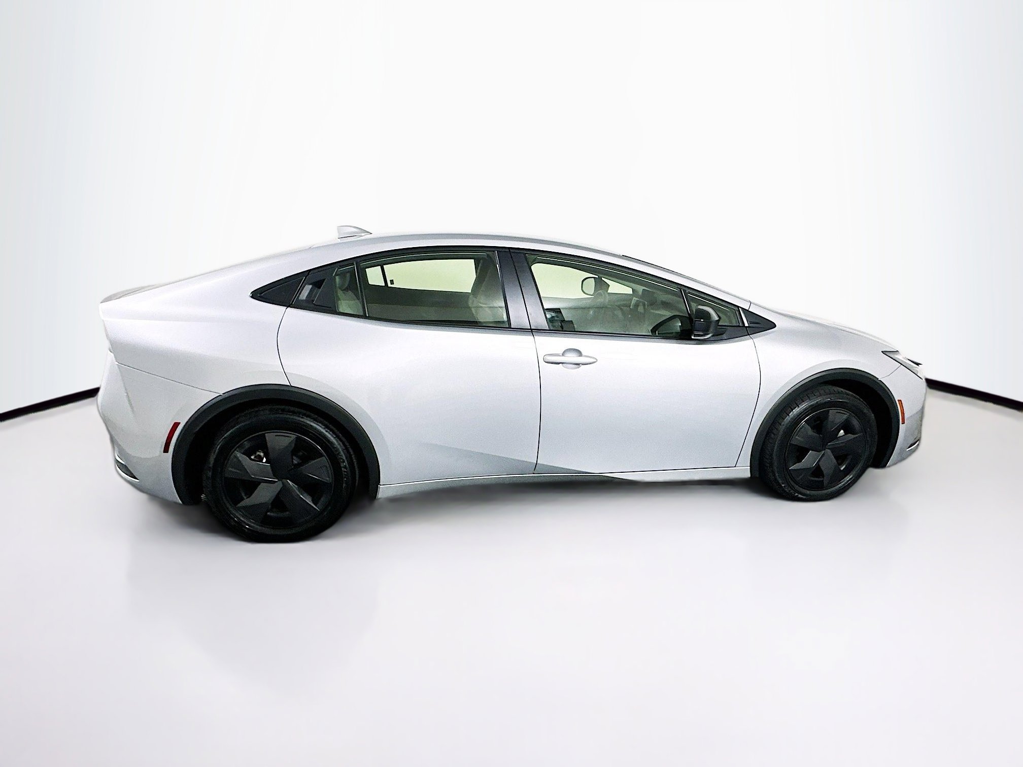 Used 2025 Toyota Prius LE FWD image 10