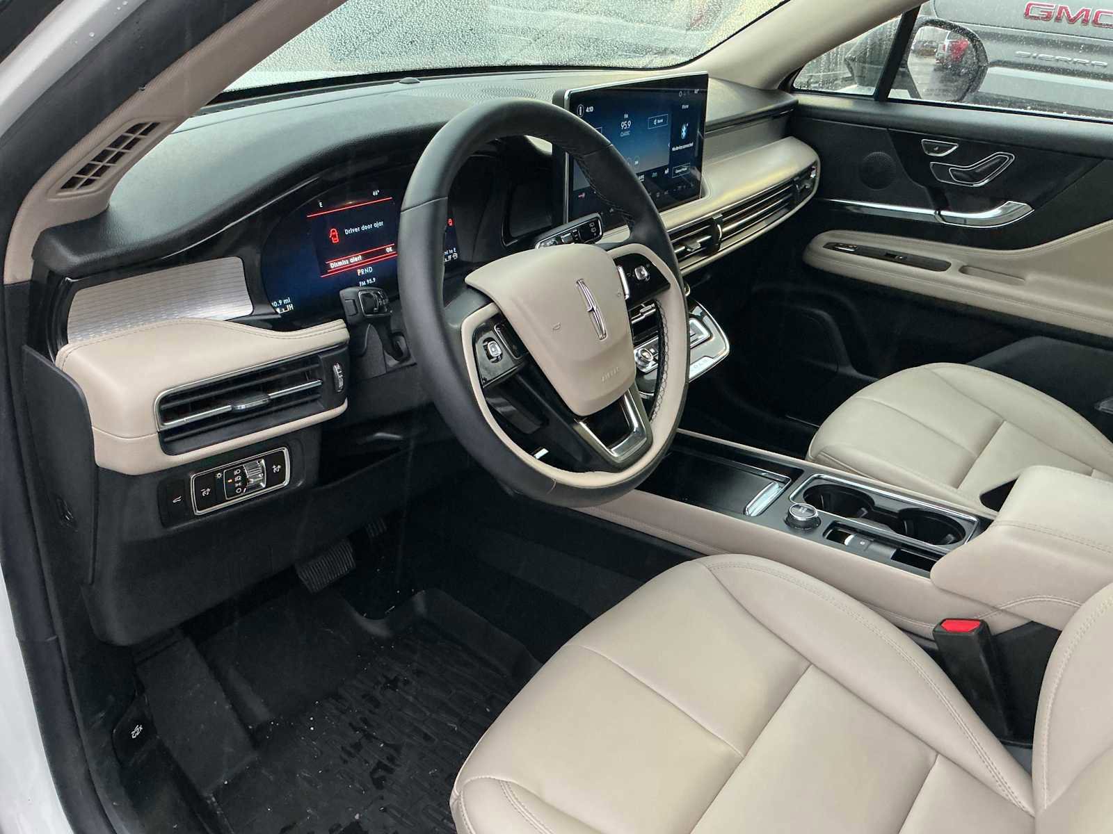 Used 2025 Lincoln Corsair AWD image 17