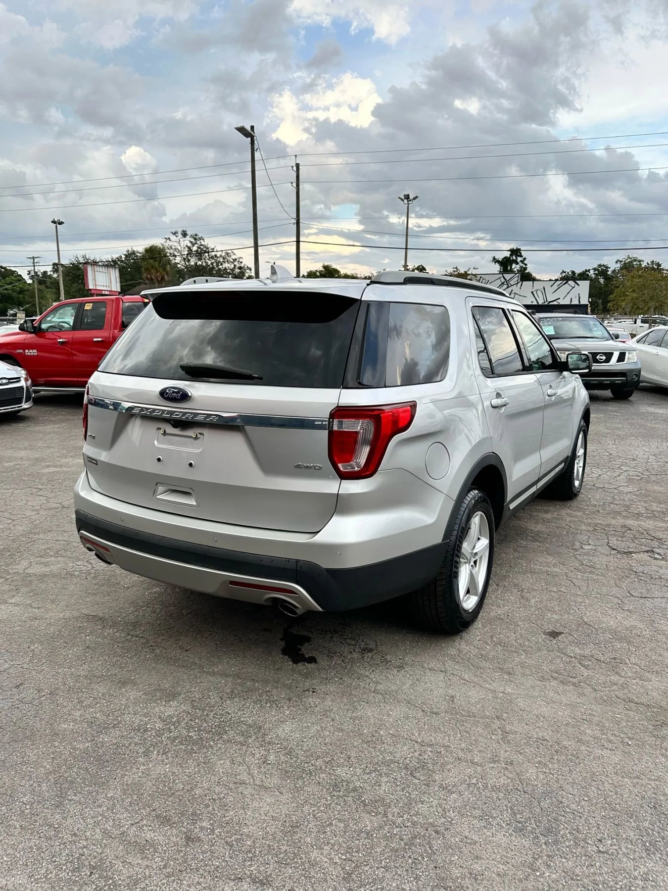 Used 2016 Ford Explorer XLT w/ Equipment Group 202A image 4