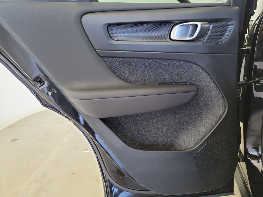 Used 2025 Volvo XC40 B5 Plus image 15