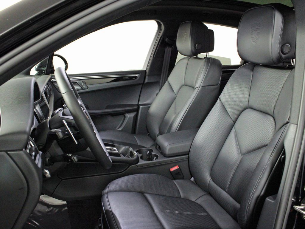 Certified 2025 Porsche Macan image 5