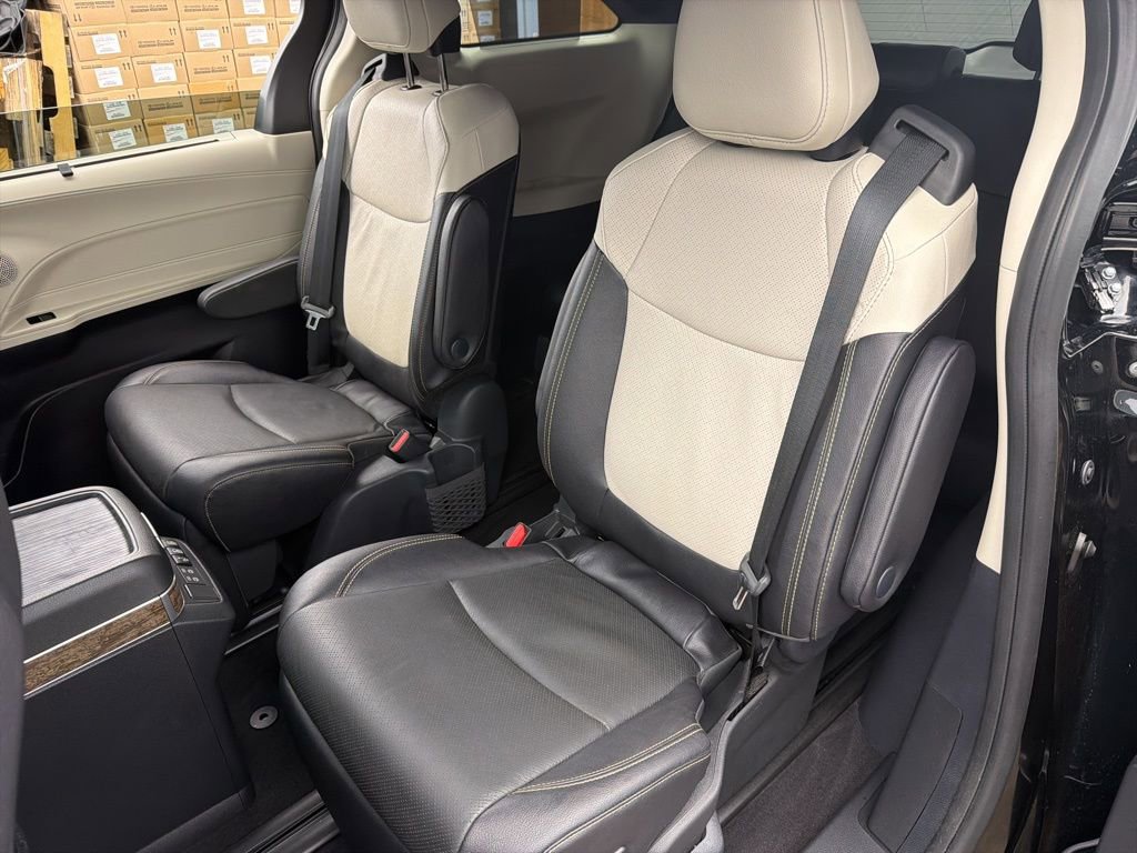 Used 2025 Toyota Sienna Platinum image 24