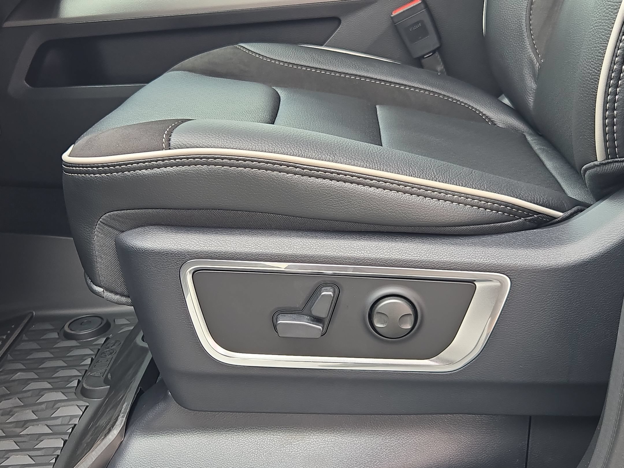 New 2027 RAM 1500 Laramie w/ Night Edition AWD/4WD image 17
