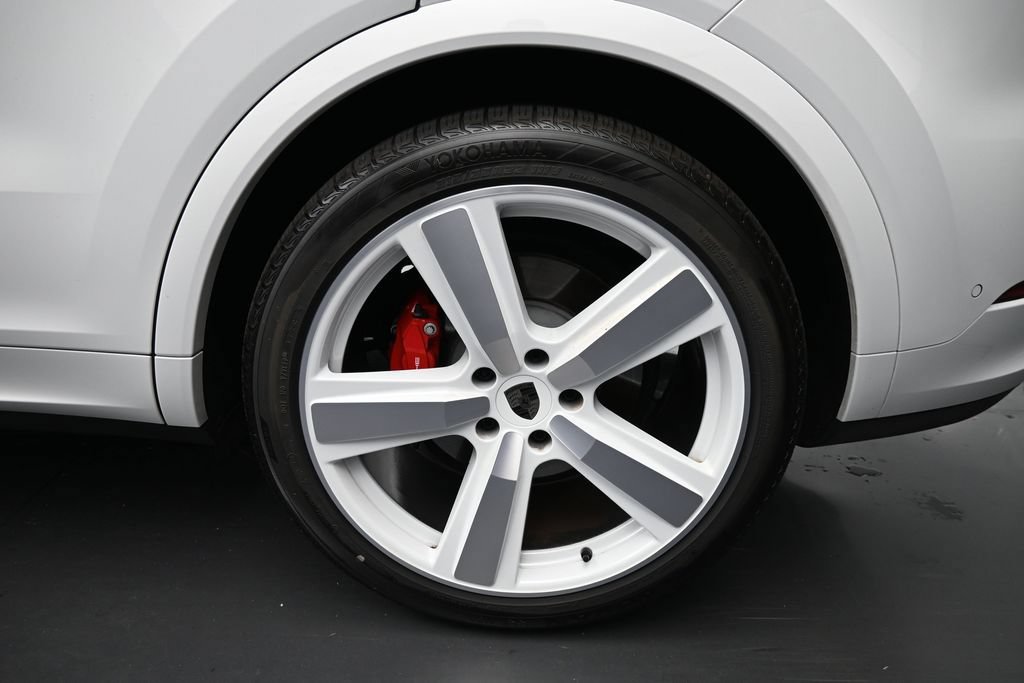 Certified 2025 Porsche Cayenne Turbo AWD/4WD image 9