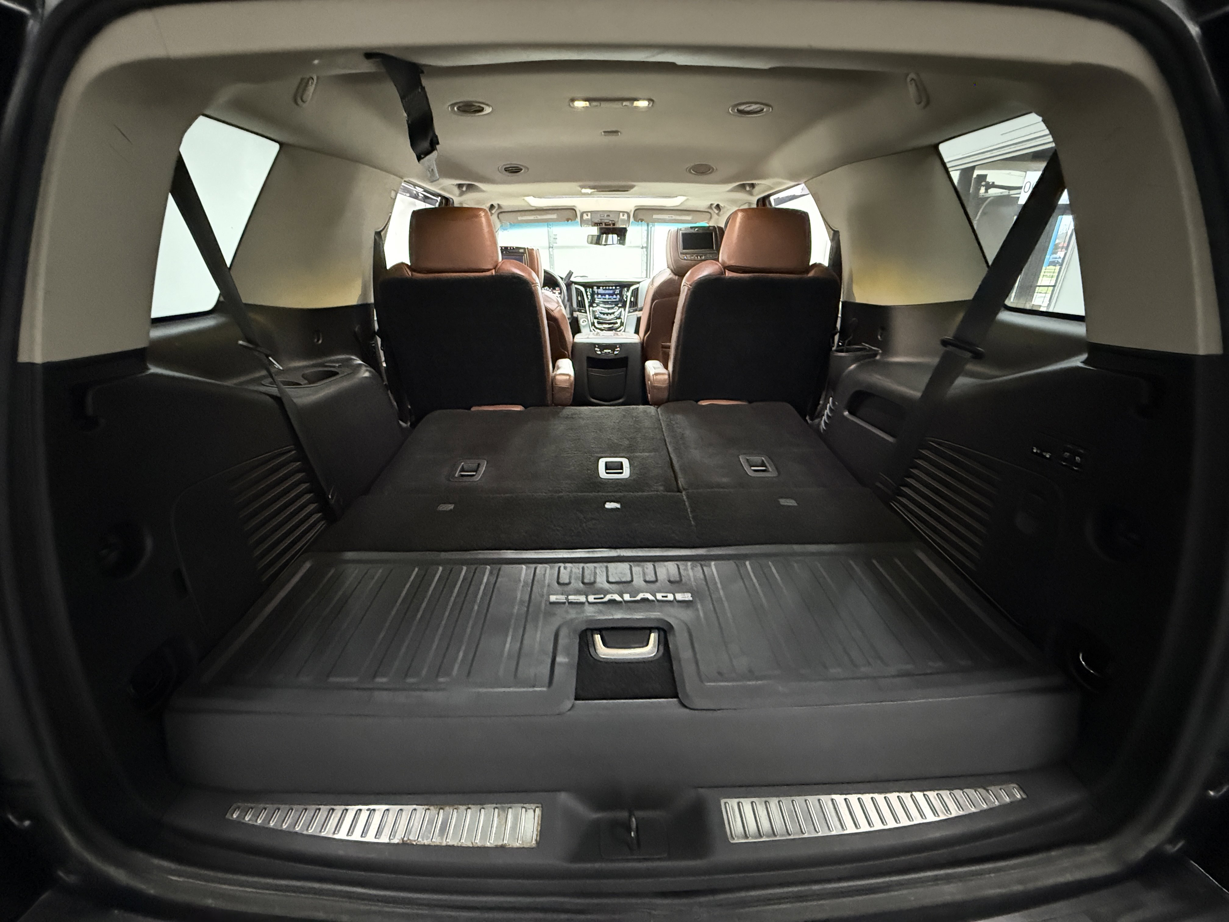 Used 2018 Cadillac Escalade Luxury AWD/4WD image 33