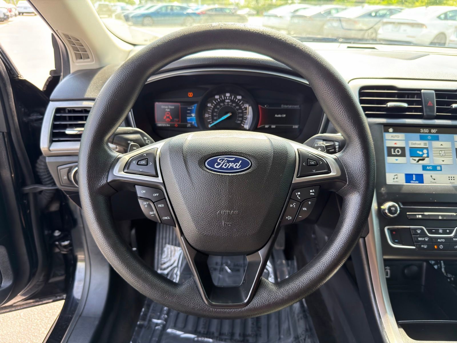 Used 2018 Ford Fusion SE w/ Fusion SE Technology Package FWD image 13