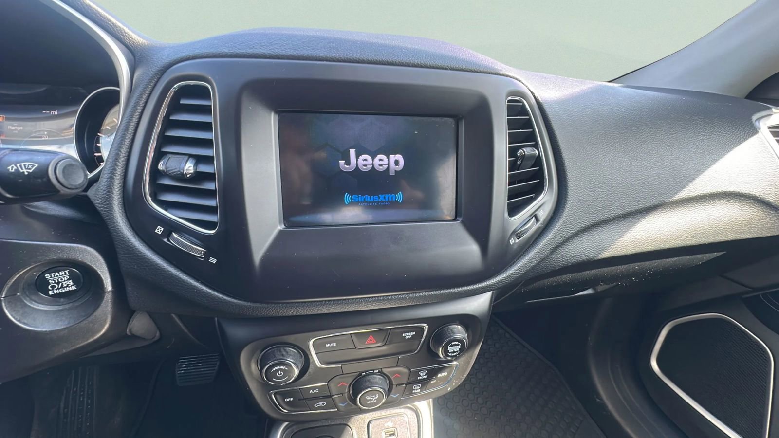 Used 2018 Jeep Compass Latitude w/ Popular Equipment Group AWD/4WD image 24