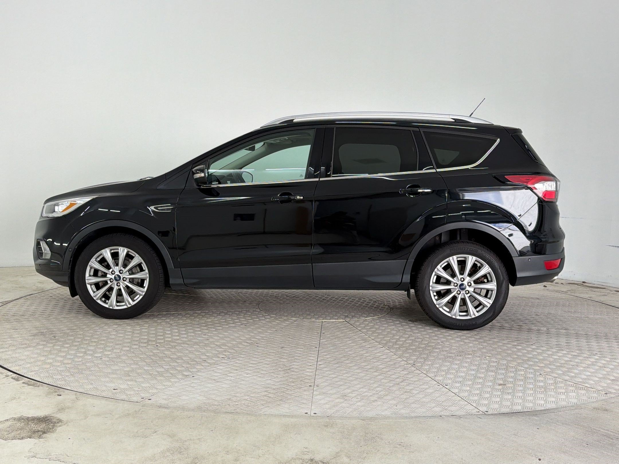 Used 2018 Ford Escape Titanium w/ Ford Safe & Smart Package FWD image 2