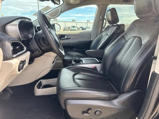 Used 2024 Chrysler Pacifica Touring-L FWD image 2