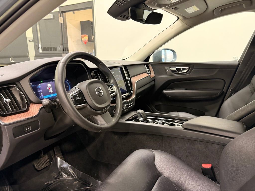 Used 2023 Volvo XC60 B5 Plus image 11