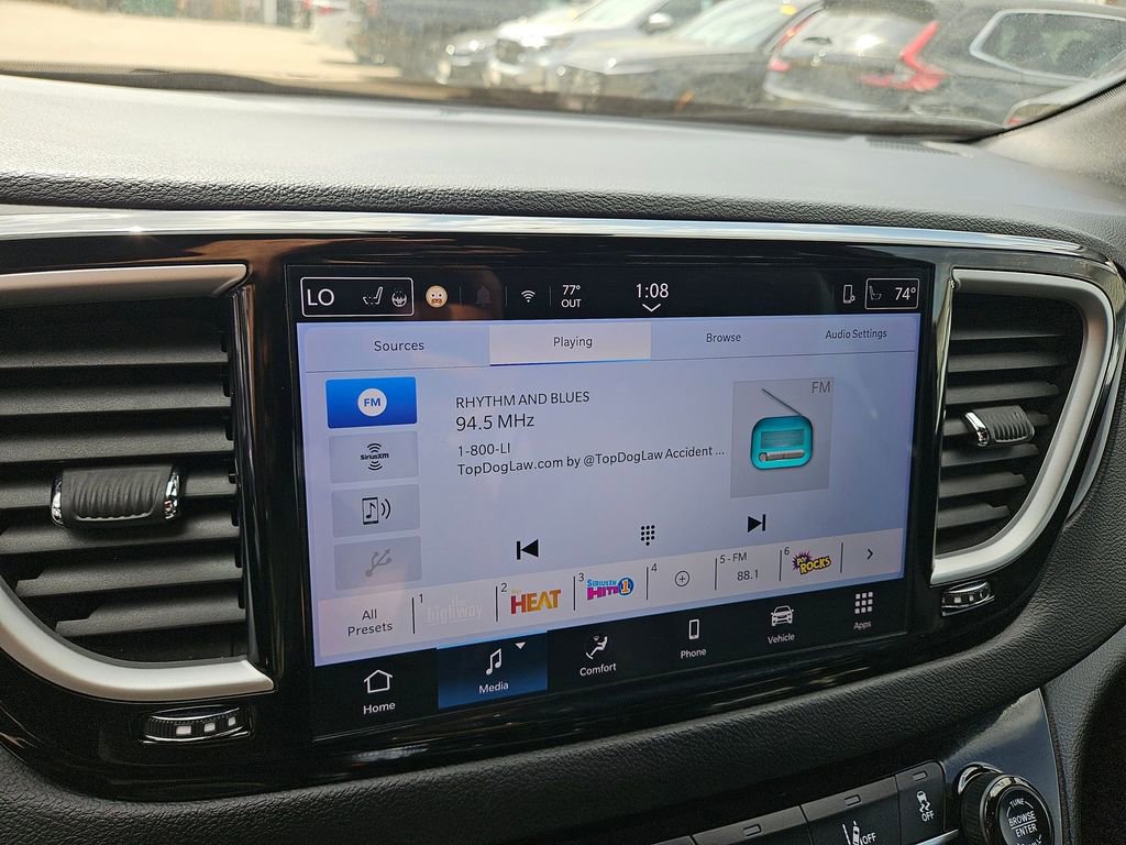 Used 2025 Chrysler Pacifica Select image 21