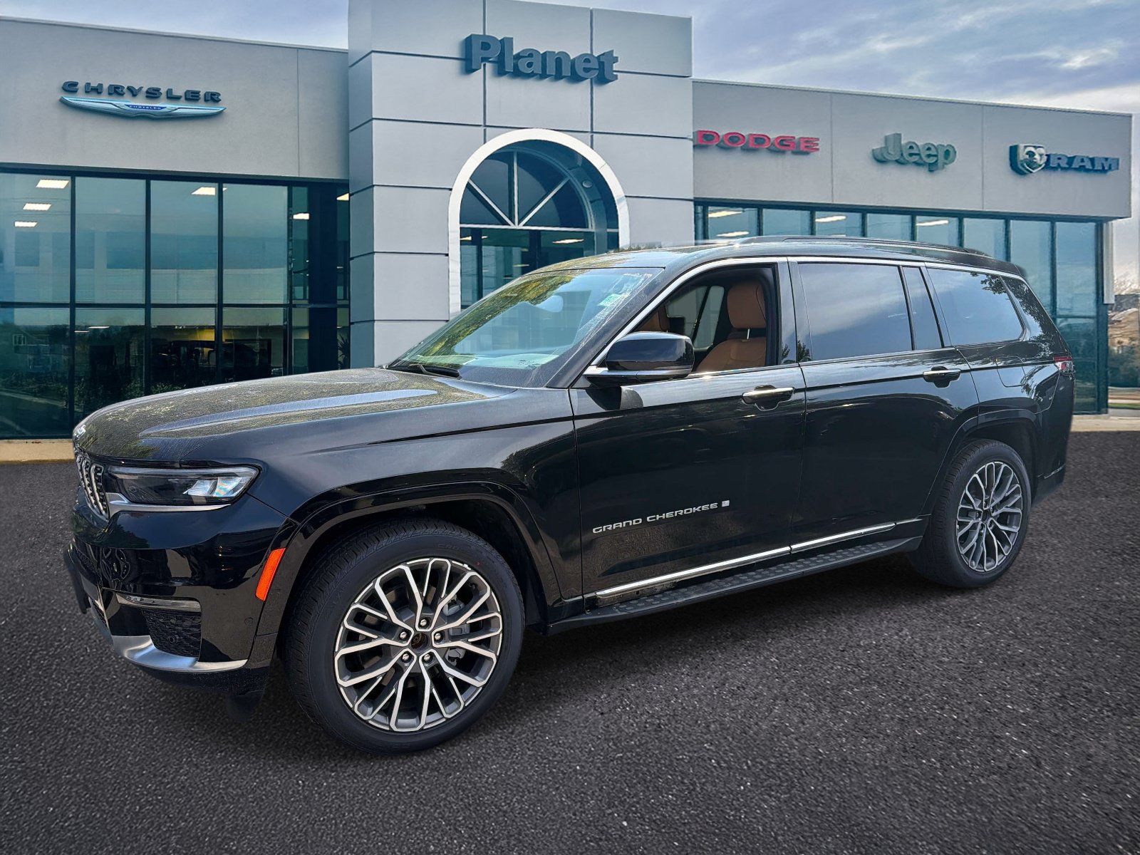 Used 2025 Jeep Grand Cherokee L Summit AWD/4WD image 4