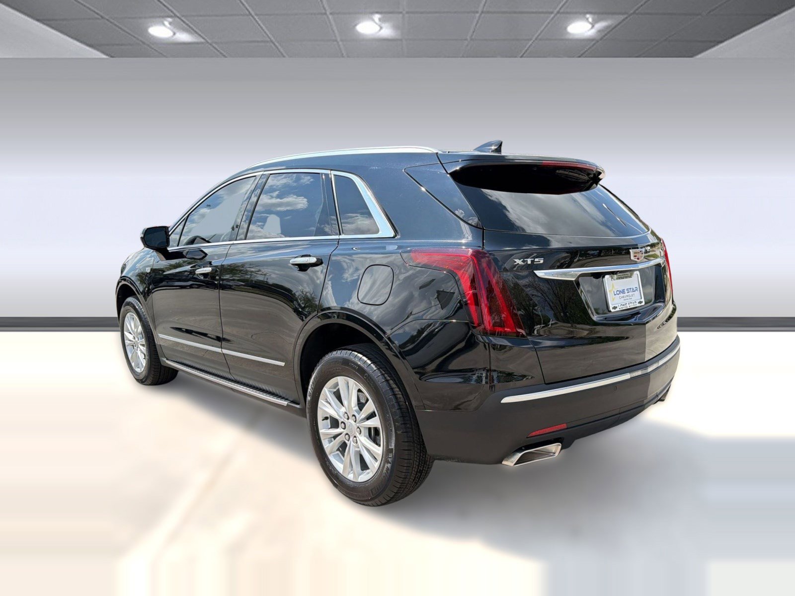 Certified 2025 Cadillac XT5 Luxury w/ LPO, Floor Liner Package FWD image 3