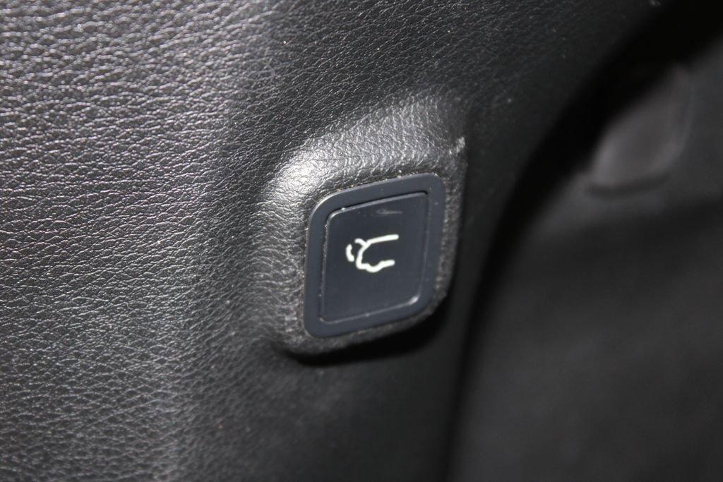 Used 2019 Jeep Cherokee Latitude Plus w/ Comfort/Convenience Group image 17