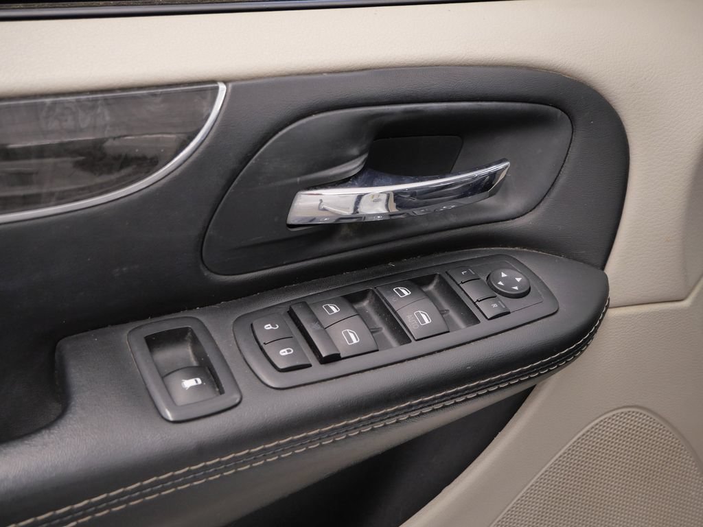 Used 2014 Chrysler Town & Country Touring FWD image 18