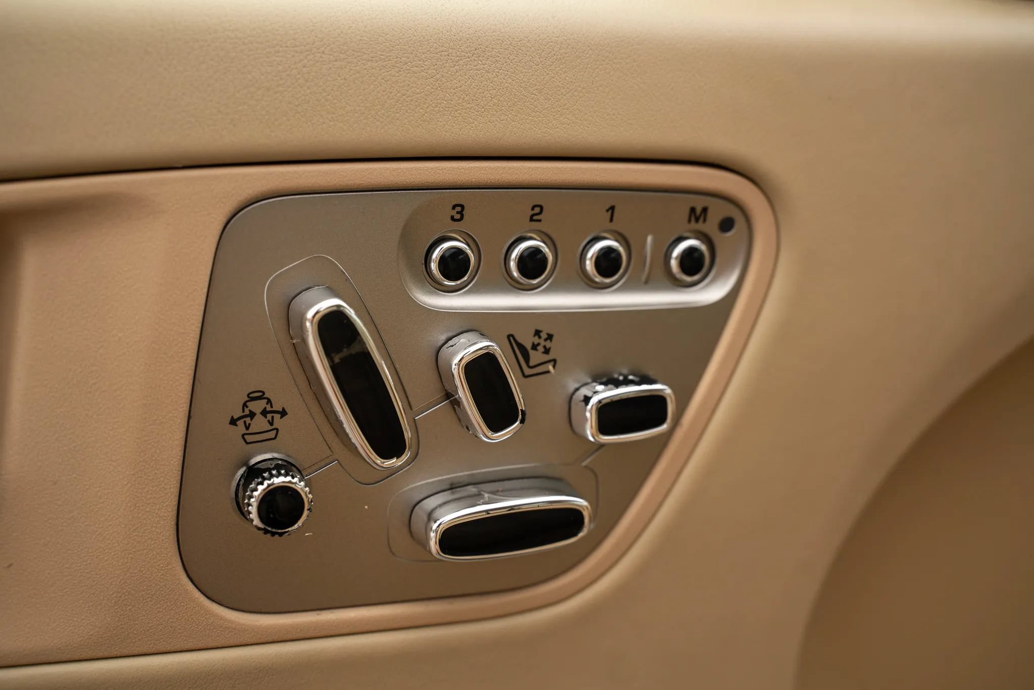 Used 2010 Jaguar XK Coupe RWD image 13