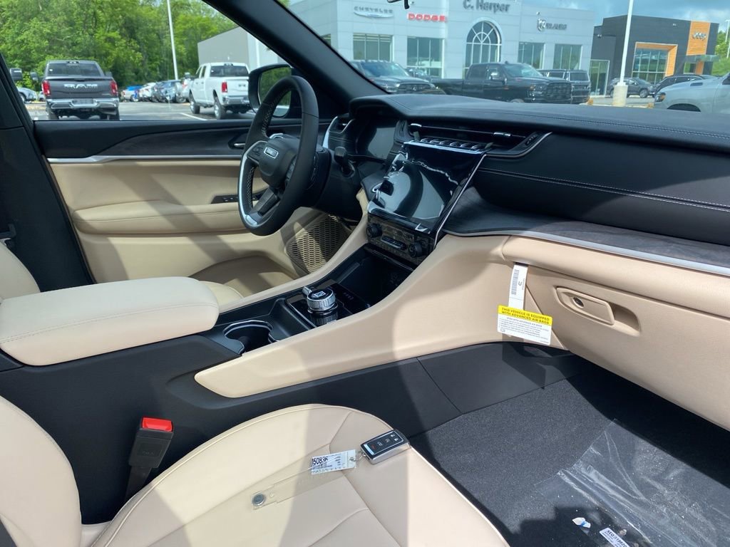 New 2025 Jeep Grand Cherokee Limited w/ Black Appearance Package image 10