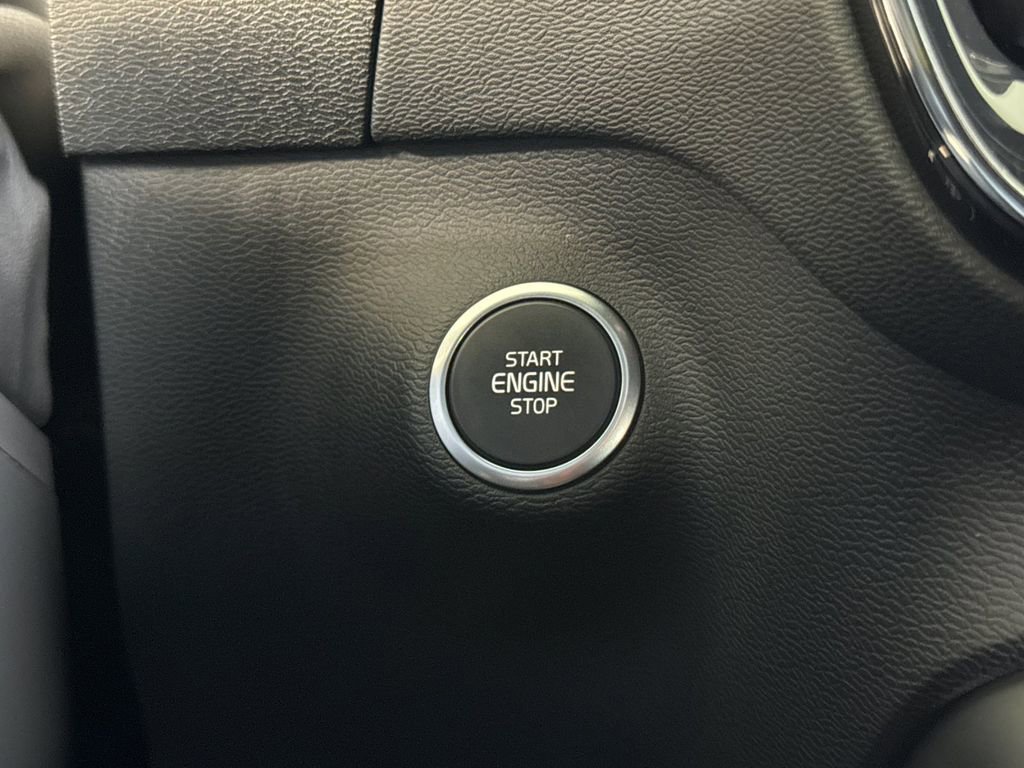 Certified 2025 Volvo XC40 B5 Plus image 22