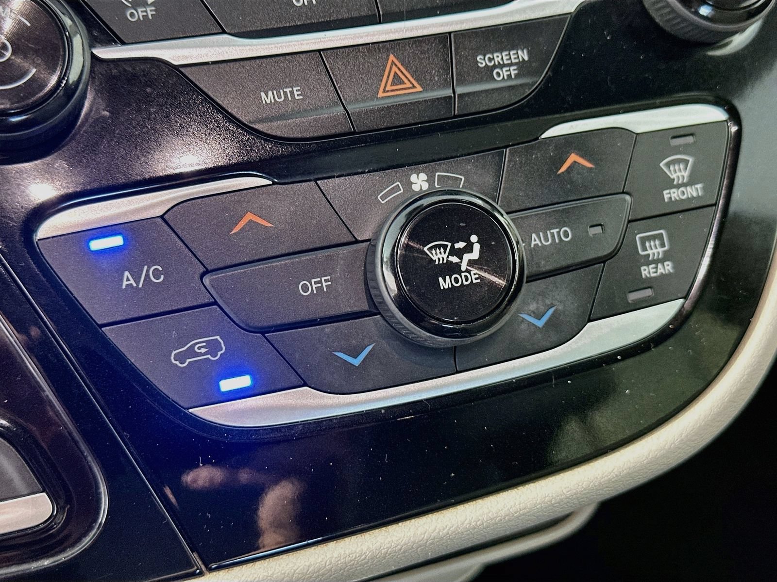 Used 2021 Chrysler Pacifica Touring-L FWD image 15