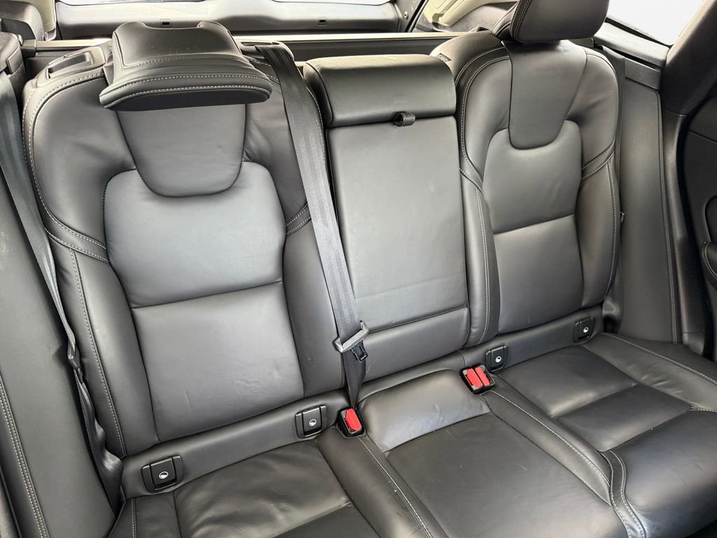 Used 2023 Volvo XC60 B6 Ultimate w/ Protection Package Premier image 16