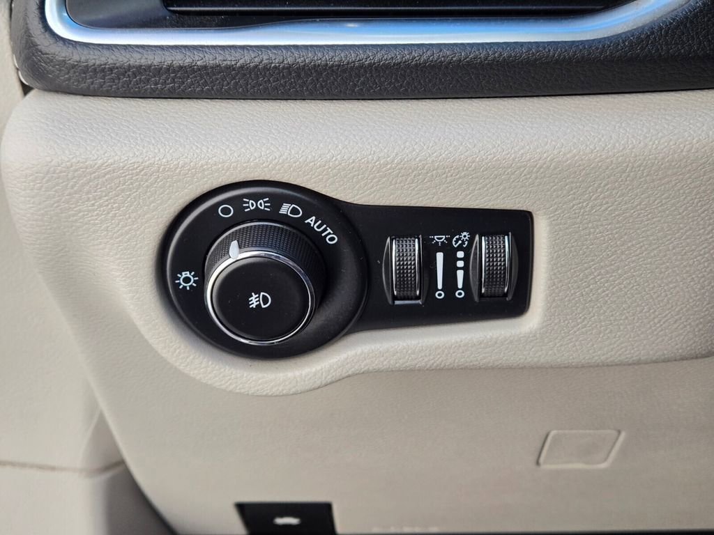 Used 2022 Chrysler Pacifica Limited image 23