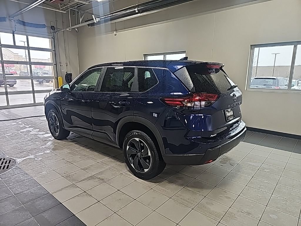 Used 2025 Nissan Rogue SV image 3