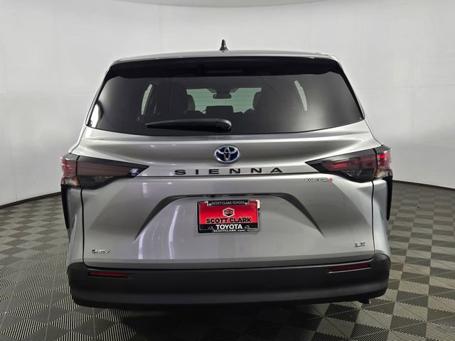 Used 2025 Toyota Sienna LE FWD image 8