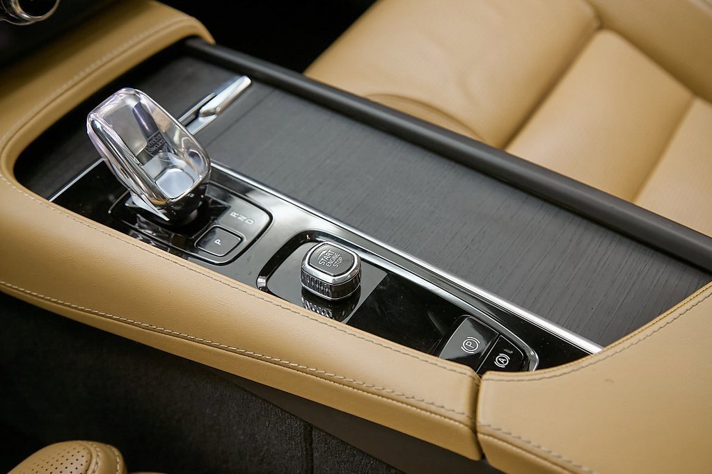 Certified 2023 Volvo XC90 B6 Ultimate w/ Protection Package Premier image 18