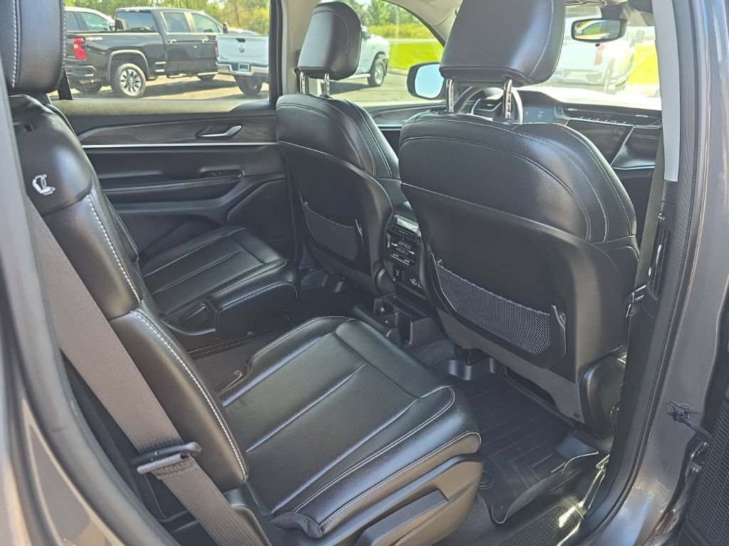 Used 2023 Jeep Grand Cherokee L Limited AWD/4WD image 24