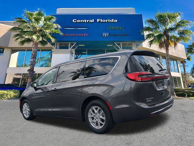 Certified 2023 Chrysler Pacifica Touring-L image 7