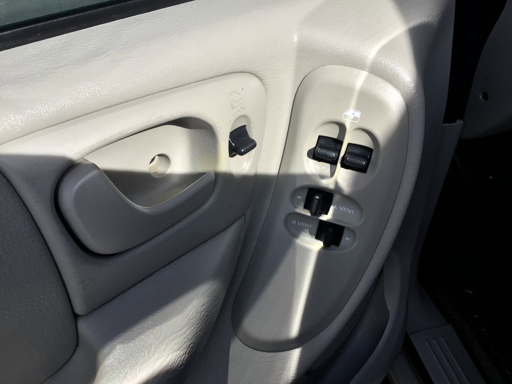 Used 2005 Dodge Grand Caravan SXT w/ Leather Interior Group image 6