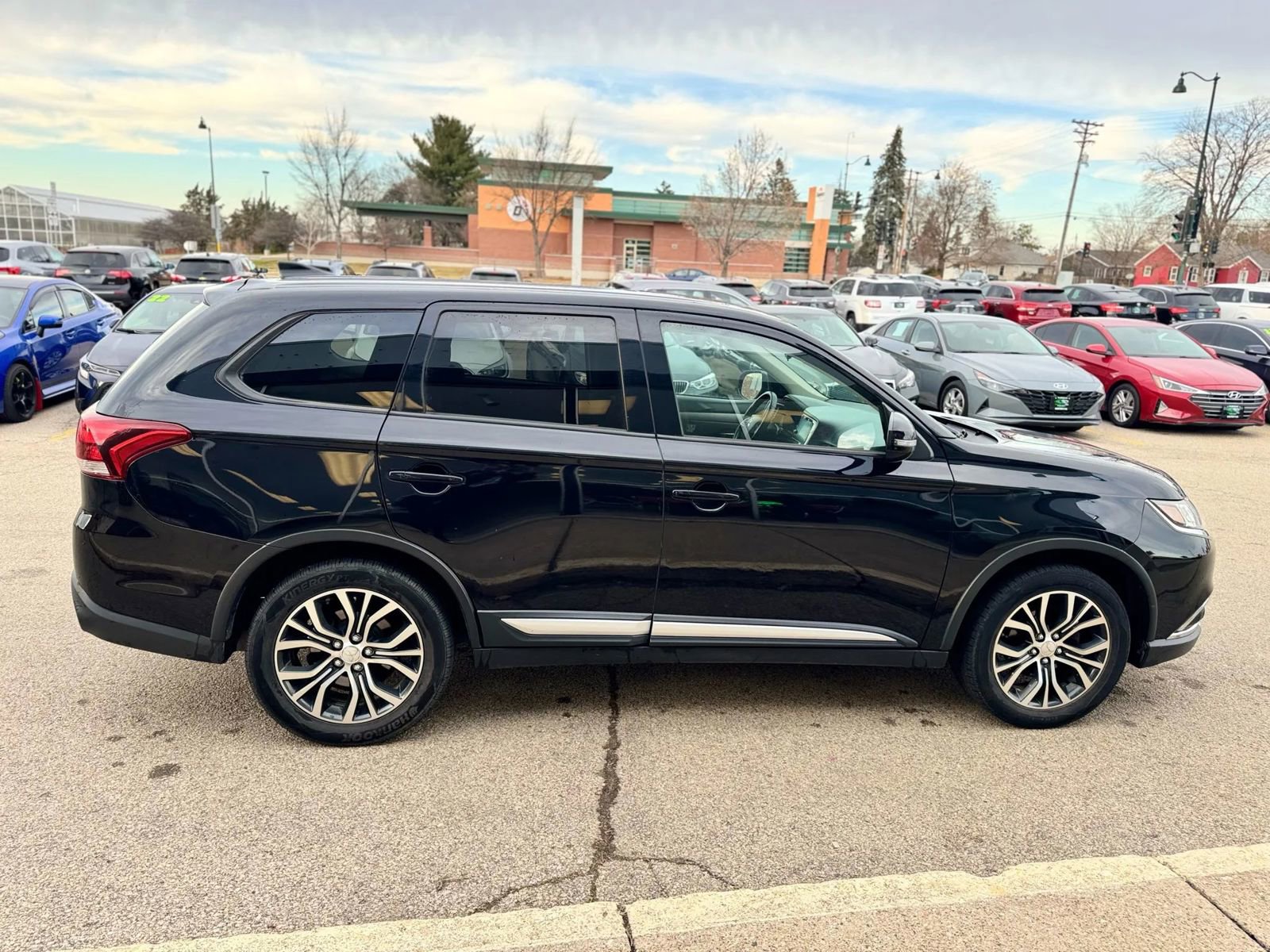 Used 2017 Mitsubishi Outlander SE image 5