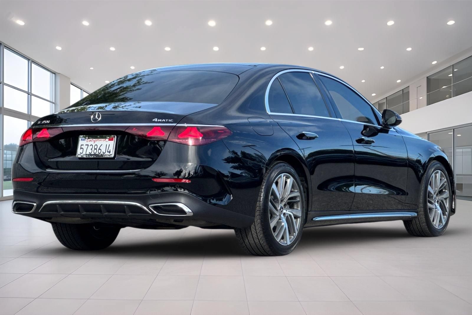 Used 2025 Mercedes-Benz E 350 4MATIC Sedan image 4