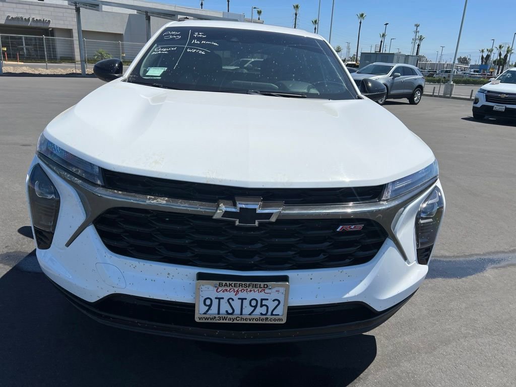 Used 2025 Chevrolet Trax RS w/ Sunroof Package FWD image 2